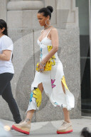 PEOPLE - Rihanna verlässt im sommerlichen Outfit das Haus