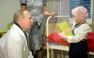 NEWS - Vladimir Putin besucht das Kinderonkologiezentrum in Moskau