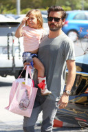 PEOPLE - Daddy on Duty: Scott Disick holt klein Penelope vom Kindergarten ab