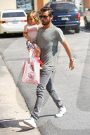 PEOPLE - Daddy on Duty: Scott Disick holt klein Penelope vom Kindergarten ab