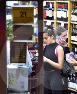 EXKLUSIV - Die 19 jährige Lourdes Leon mit Freunden im Spirituosenladen in New York