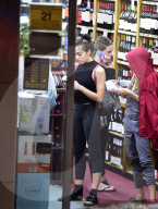 EXKLUSIV - Die 19 jährige Lourdes Leon mit Freunden im Spirituosenladen in New York