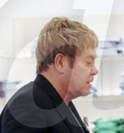 EXKLUSIV - Elton John bummelt in London