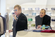 EXKLUSIV - Elton John bummelt in London