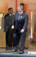 EXKLUSIV - Elton John bummelt in London