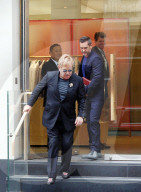 EXKLUSIV - Elton John bummelt in London