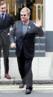 EXKLUSIV - Elton John bummelt in London