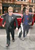 EXKLUSIV - Elton John bummelt in London