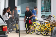 EXKLUSIV - Alec Baldwin verlŠsst etwas abgekŠmpft das Gym