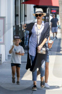 PEOPLE - Jessica Alba mit den Kids in Beverly Hills unterwegs