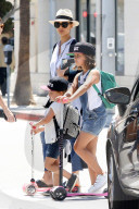 PEOPLE - Jessica Alba mit den Kids in Beverly Hills unterwegs