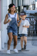 PEOPLE - Jessica Alba mit den Kids in Beverly Hills unterwegs