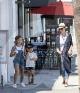 PEOPLE - Jessica Alba mit den Kids in Beverly Hills unterwegs