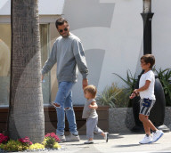 PEOPLE - Happy Family: Kourtney und Scott spielen mit den Kids in Malibu