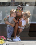 PEOPLE - Happy Family: Kourtney und Scott spielen mit den Kids in Malibu