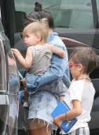 PEOPLE - Happy Family: Kourtney und Scott spielen mit den Kids in Malibu