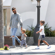 PEOPLE - Happy Family: Kourtney und Scott spielen mit den Kids in Malibu