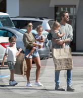 PEOPLE - Happy Family: Kourtney und Scott spielen mit den Kids in Malibu