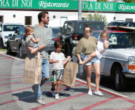 PEOPLE - Happy Family: Kourtney und Scott spielen mit den Kids in Malibu