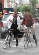 PEOPLE - Usher radelt mit dem Bike durch New York