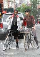 PEOPLE - Usher radelt mit dem Bike durch New York