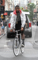 PEOPLE - Usher radelt mit dem Bike durch New York