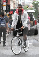 PEOPLE - Usher radelt mit dem Bike durch New York