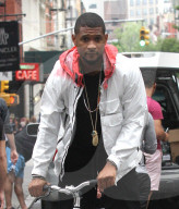 PEOPLE - Usher radelt mit dem Bike durch New York