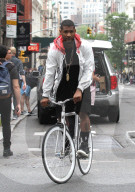 PEOPLE - Usher radelt mit dem Bike durch New York
