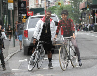 PEOPLE - Usher radelt mit dem Bike durch New York