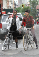 PEOPLE - Usher radelt mit dem Bike durch New York