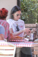 EXKLUSIV - Demi Moore isst mexikanisches Frühstück im Pinches Tacos