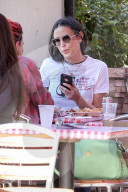 EXKLUSIV - Demi Moore isst mexikanisches Frühstück im Pinches Tacos