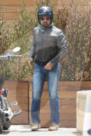 PEOPLE - Gerard Butler mit dem Motorrad zum Lunch-Date