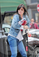 PEOPLE - Daisy Lowe bummelt in London