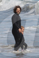 PEOPLE - Sharon Osbourne verbringt den Tag mit Sohn und Enkeltochter am Strand