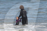 PEOPLE - Sharon Osbourne verbringt den Tag mit Sohn und Enkeltochter am Strand
