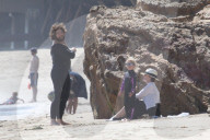 PEOPLE - Sharon Osbourne verbringt den Tag mit Sohn und Enkeltochter am Strand