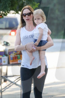 PEOPLE - Schwangere Emily Blunt spielt mit Klein Hazel im Park