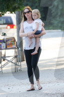 PEOPLE - Schwangere Emily Blunt spielt mit Klein Hazel im Park
