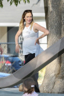 PEOPLE - Schwangere Emily Blunt spielt mit Klein Hazel im Park