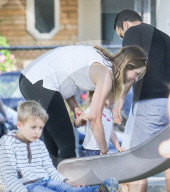 PEOPLE - Schwangere Emily Blunt spielt mit Klein Hazel im Park