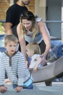 PEOPLE - Schwangere Emily Blunt spielt mit Klein Hazel im Park