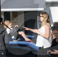 PEOPLE - Schwangere Emily Blunt spielt mit Klein Hazel im Park