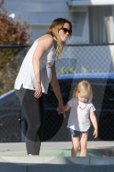 PEOPLE - Schwangere Emily Blunt spielt mit Klein Hazel im Park