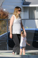PEOPLE - Schwangere Emily Blunt spielt mit Klein Hazel im Park