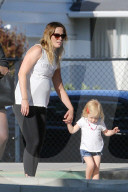 PEOPLE - Schwangere Emily Blunt spielt mit Klein Hazel im Park