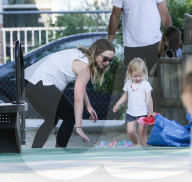 PEOPLE - Schwangere Emily Blunt spielt mit Klein Hazel im Park