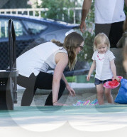 PEOPLE - Schwangere Emily Blunt spielt mit Klein Hazel im Park
