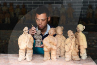 FEATURE -  China: Produktion der 'Mud Cuckoo' Figuren